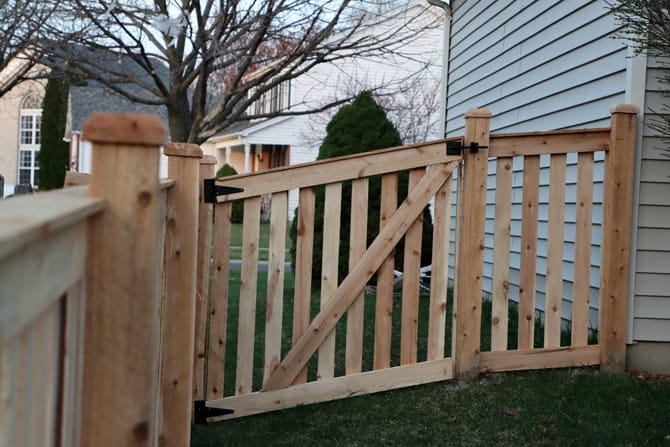 cedar-traditional-spaced-fence-romeoville-5