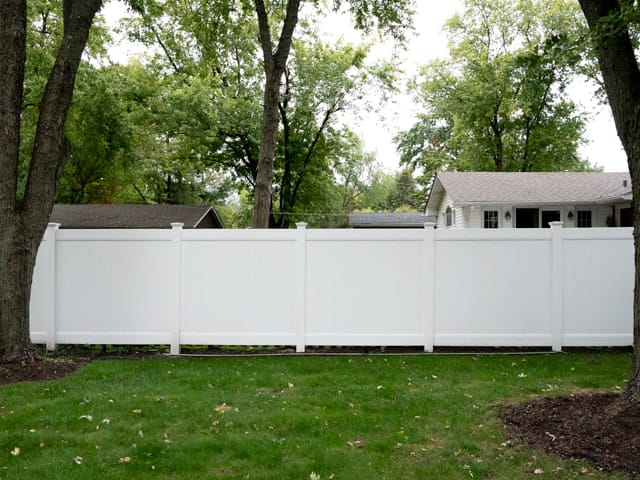 oak-lawn-fence-company-white-privacy-vinyl-fence-2
