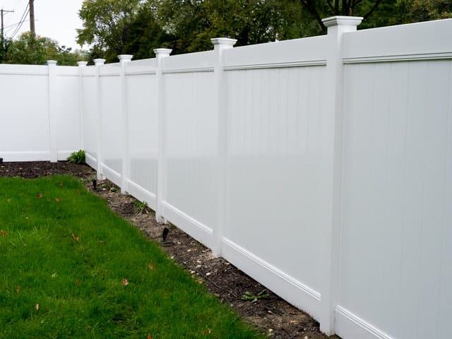 oak-lawn-fence-company-white-privacy-vinyl-fence-3