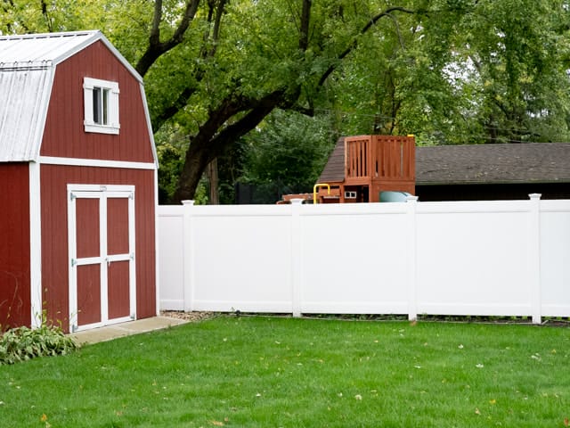 oak-lawn-fence-company-white-privacy-vinyl-fence-4
