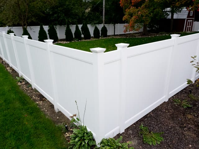 oak-lawn-fence-company-white-privacy-vinyl-fence-6