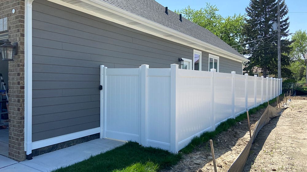 Photo-of-White-Vinyl-Privacy-Fence-6-Foot---Installed-in-Naperville-Illinois