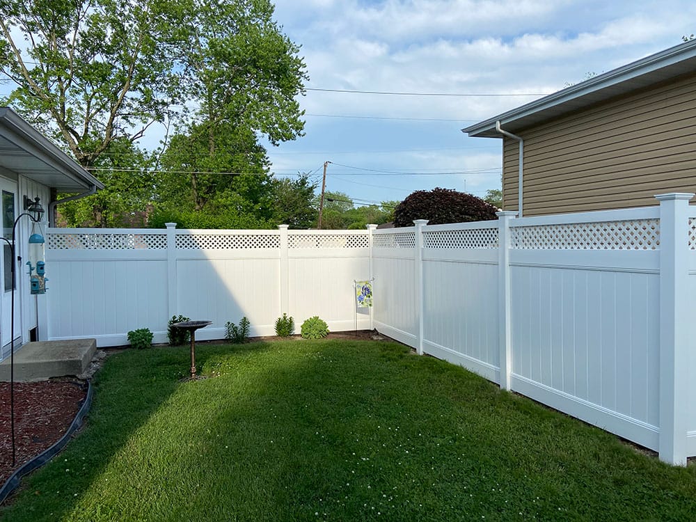 Photo-of-White-Vinyl-Privacy-With-Lattice-Fence-6-Foot---Installed-in-Tinley-Park-Illinois