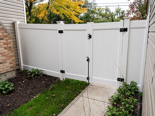 oak-lawn-fence-company-white-privacy-vinyl-fence-1_orig